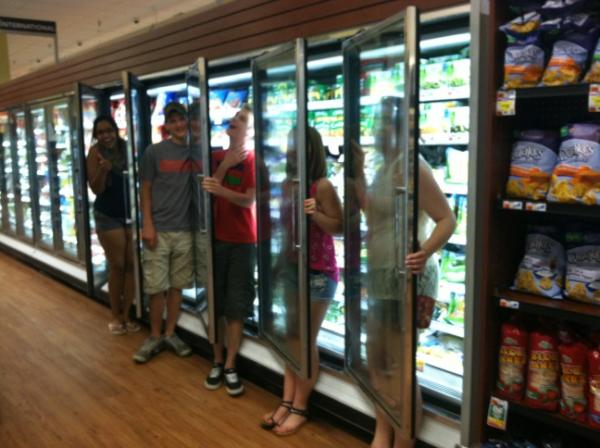 Khu vực đồ đông lạnh ở siêu thị có vẻ là nơi lý tưởng để khách hàng giải nhiệt. (Ảnh: Accuweather)